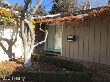 Main picture of 593 Center Dr