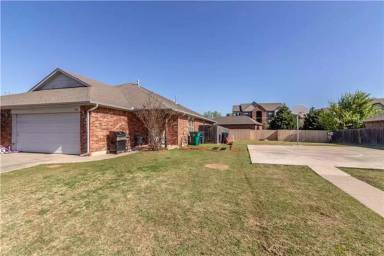 Main picture of 11102-50 SW 5th St