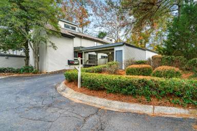 Main picture of 670 Highland Ct