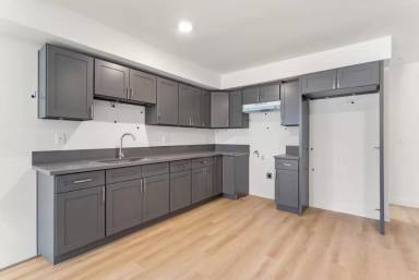Main picture of 707 W 80th St