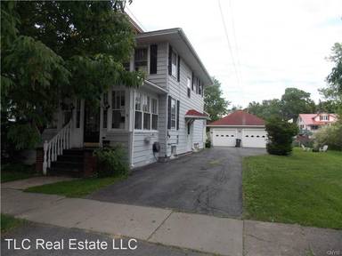 Main picture of 402 Broadway Ave W