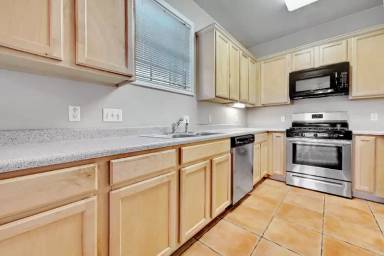 Main picture of 1011 W 25th St