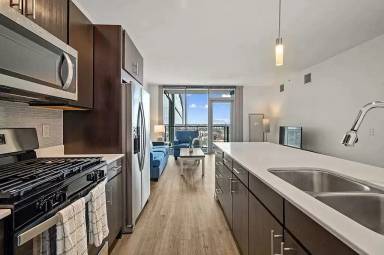 Main picture of 3750 N Halsted St
