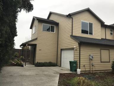 Main picture of 16451 NE Russell St