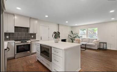 Main picture of 6111 W 58th St