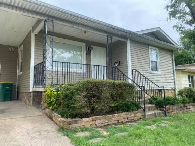 Main picture of 823 W 54th St