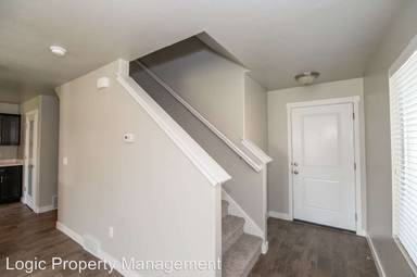 Main picture of 685 W Broad Stripes Dr