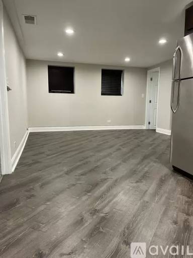 Main picture of 1614 W Roscoe St