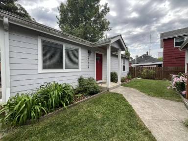 Main picture of 2822 NE Davis St