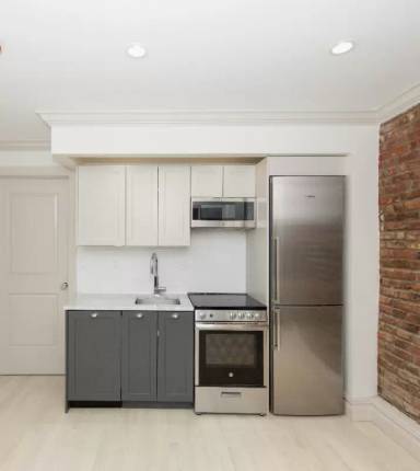 Main picture of 161 W 4th St