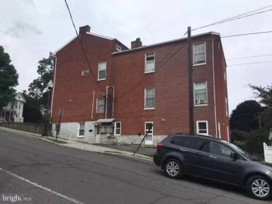 Main picture of 171 E Main St