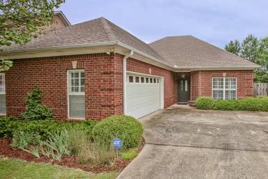 Main picture of 924 Castlemaine Dr
