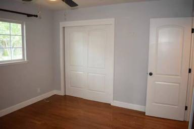 Main picture of 1121 School St