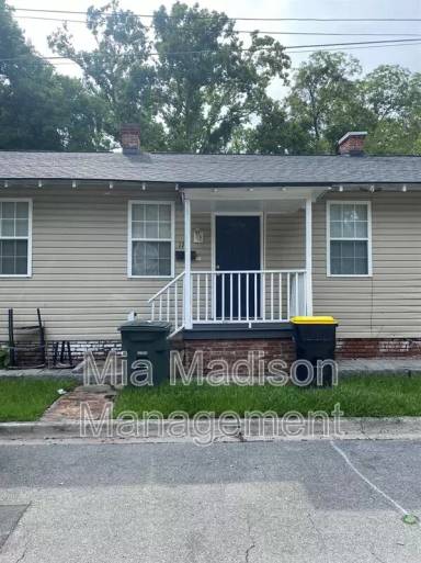 Main picture of 1713 Le Grand St