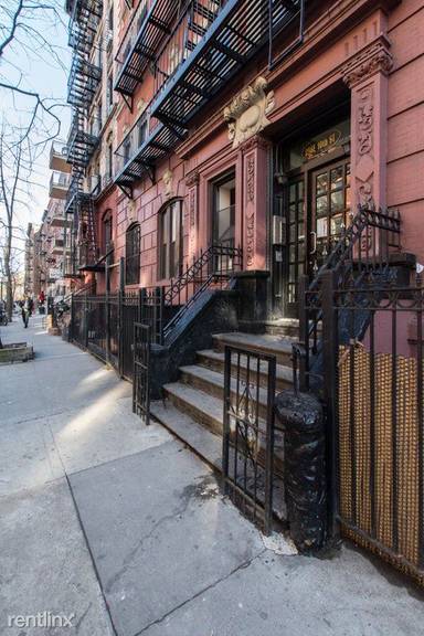 Main picture of 256 E 10th St