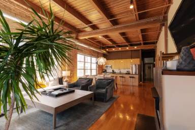 Main picture of 333 S Desplaines St