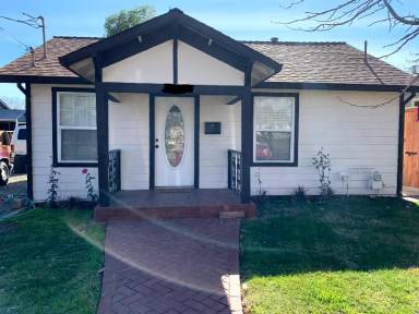 Main picture of 204 Edwards St