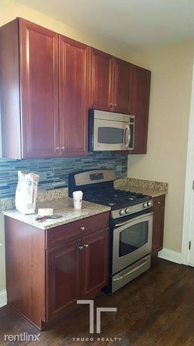 Main picture of 740 W Addison St