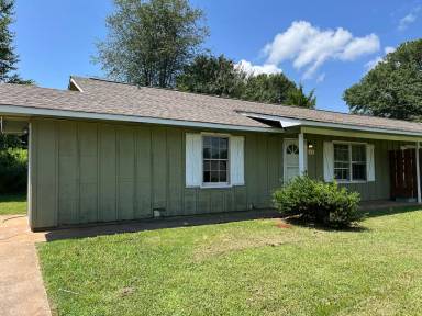 Main picture of 10 Glenda Dr