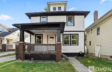 Main picture of 2051 Thompson Ave