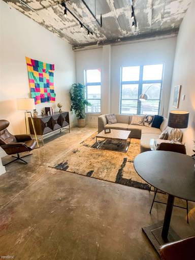 Main picture of 2450 Roosevelt Ave