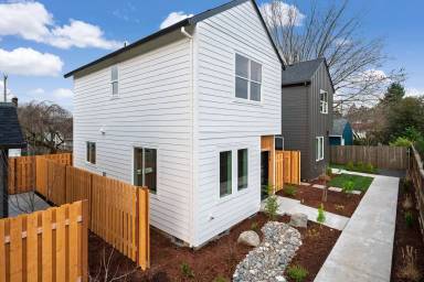 Main picture of 996 NE 70th Ave