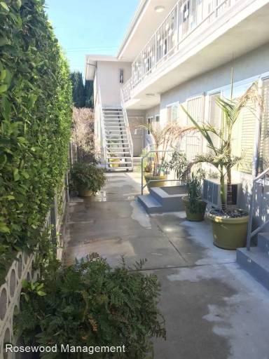 Main picture of 609 N Hayworth Ave