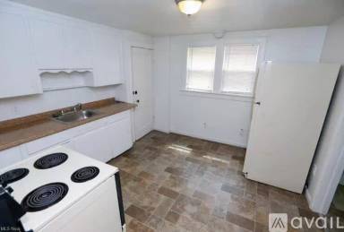 Main picture of 698 Kling St