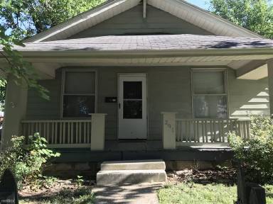 Main picture of 221 1/2 E 16th St