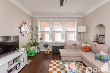 Main picture of 2924 N Sacramento Ave