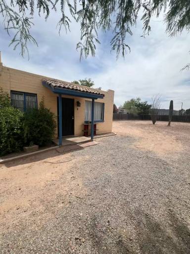 Main picture of 2431 N Edith Blvd