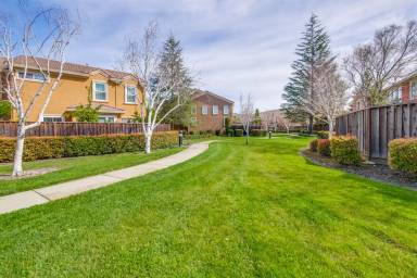 Main picture of 364 Sandhurst Dr