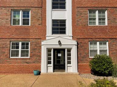 Main picture of 921 S Hanley Rd