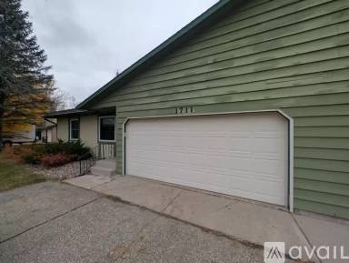 Main picture of 1711 Oak Knoll Dr NE