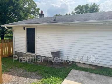 Main picture of 7596 Broad St