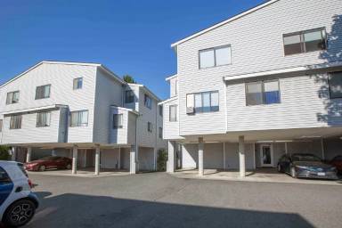 Main picture of 950 N 107th St