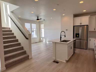 Main picture of 5246 Robb St