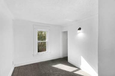 Main picture of 1440 E Oakland Ave