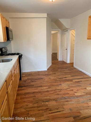Main picture of 586 Hawthorne Ave