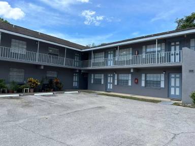 Main picture of 400 N Hawley St