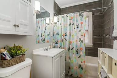 Main picture of 1437 W 35th St