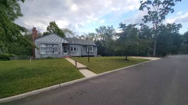 Main picture of 569 Lakeside Ave