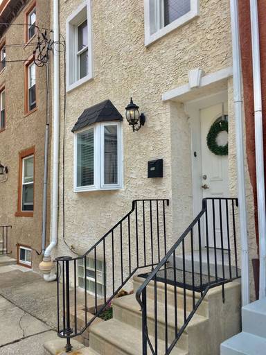 Main picture of 111 Roxborough Ave