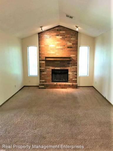 Main picture of 1401 N Fretz Ave