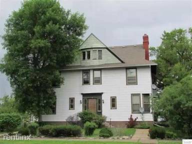 Main picture of 207 E 7th St
