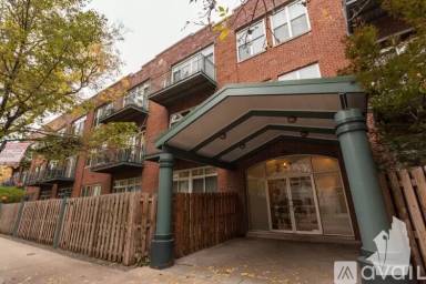 Main picture of 2333 W Saint Paul Ave