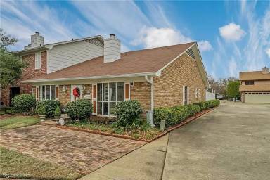 Main picture of 2617 Village Ln