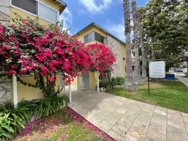 Main picture of 3753 S Barrington Ave