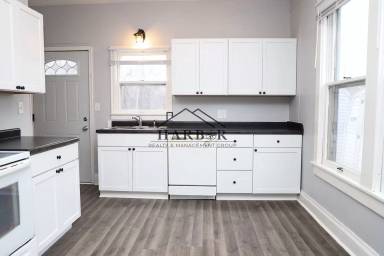 Main picture of 607 11th Ave NE