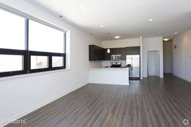 Main picture of 5427 N Broadway
